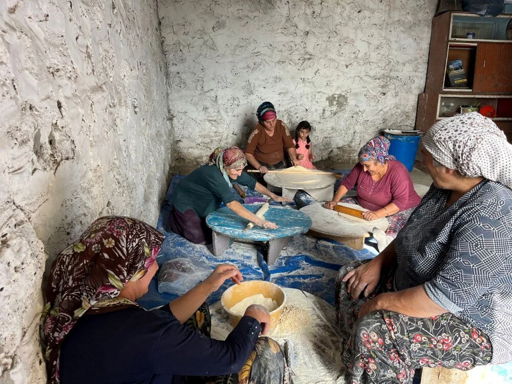 Kars’ta köylü kadınlar imece usulü erişte kesiyor
